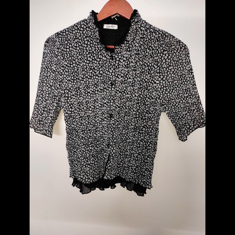 Black Floral Frilled Shirt (INTERNATIONAL)🤍🖤 - Picture 2 of 10